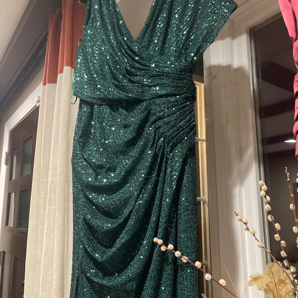 Macduggal Gown Size 8 runs small,feels like a 6